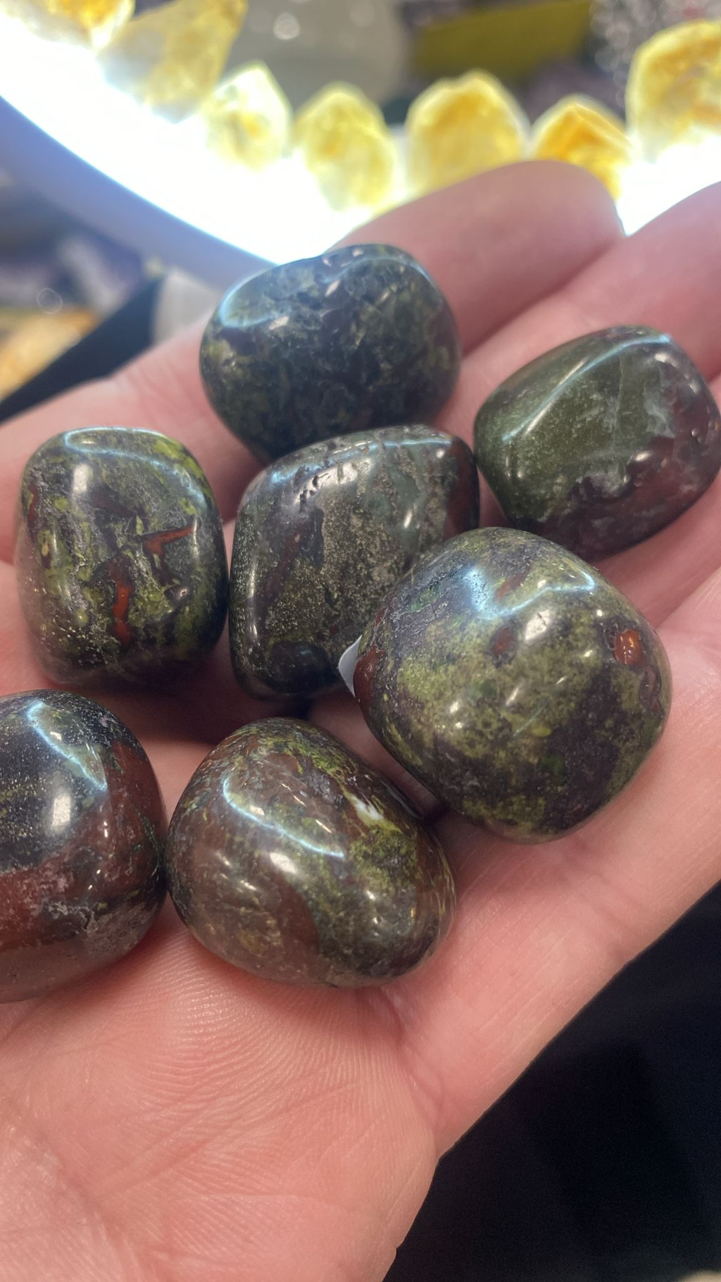 Hiottu väri -kivi (Dragon Stone)